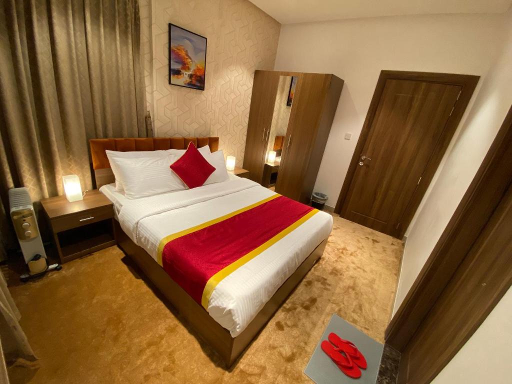 Uma cama ou camas num quarto em Days Inn By Dahlia - Furnished Apartments - Al Jahra