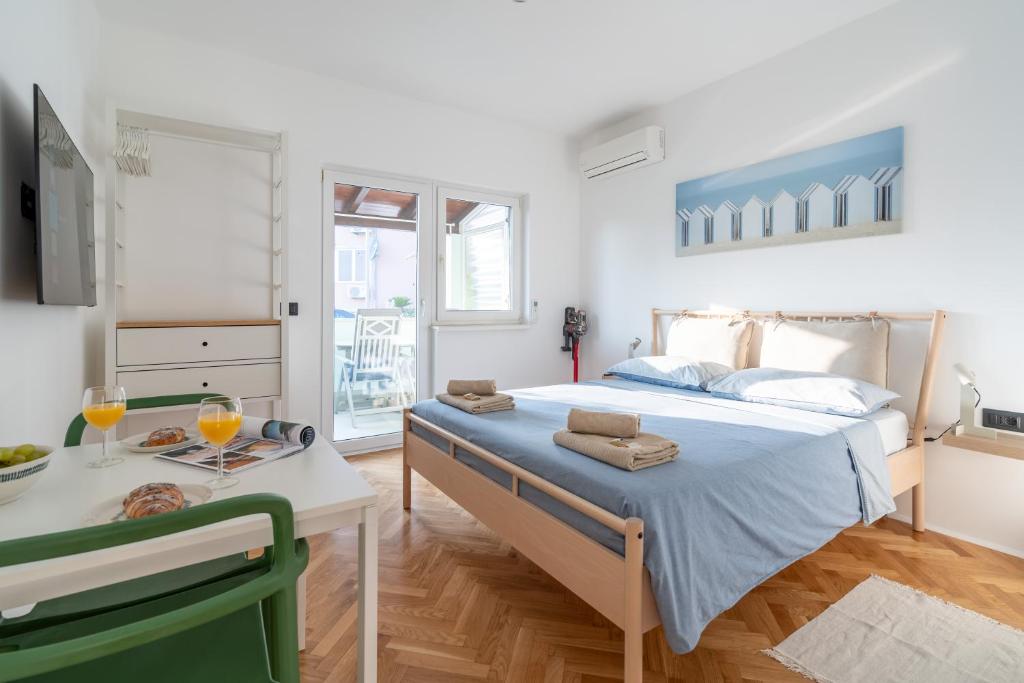 Ένα ή περισσότερα κρεβάτια σε δωμάτιο στο Modern Studio with Terrace, Bikes & Parking