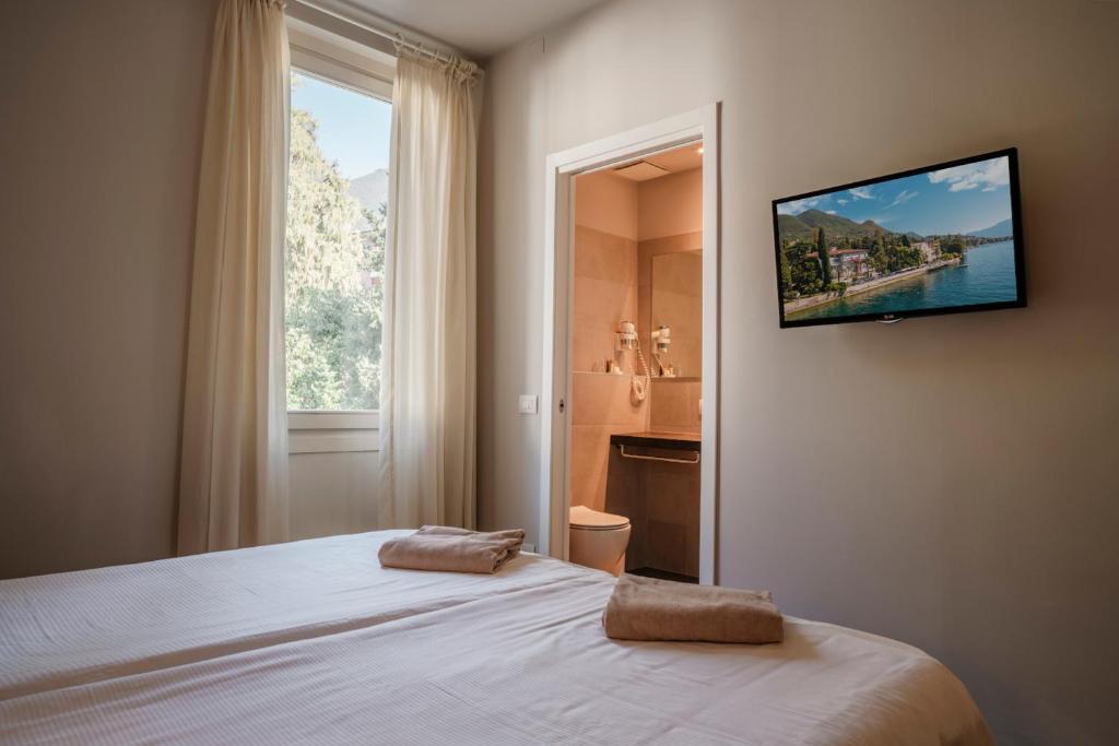 Postel nebo postele na pokoji v ubytování Hotel Monte Baldo e Villa Acquarone