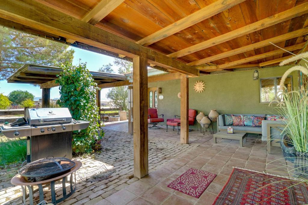 patio al aire libre con parrilla y sala de estar en Pet-Friendly Las Cruces Home with Private Pool, en Las Cruces