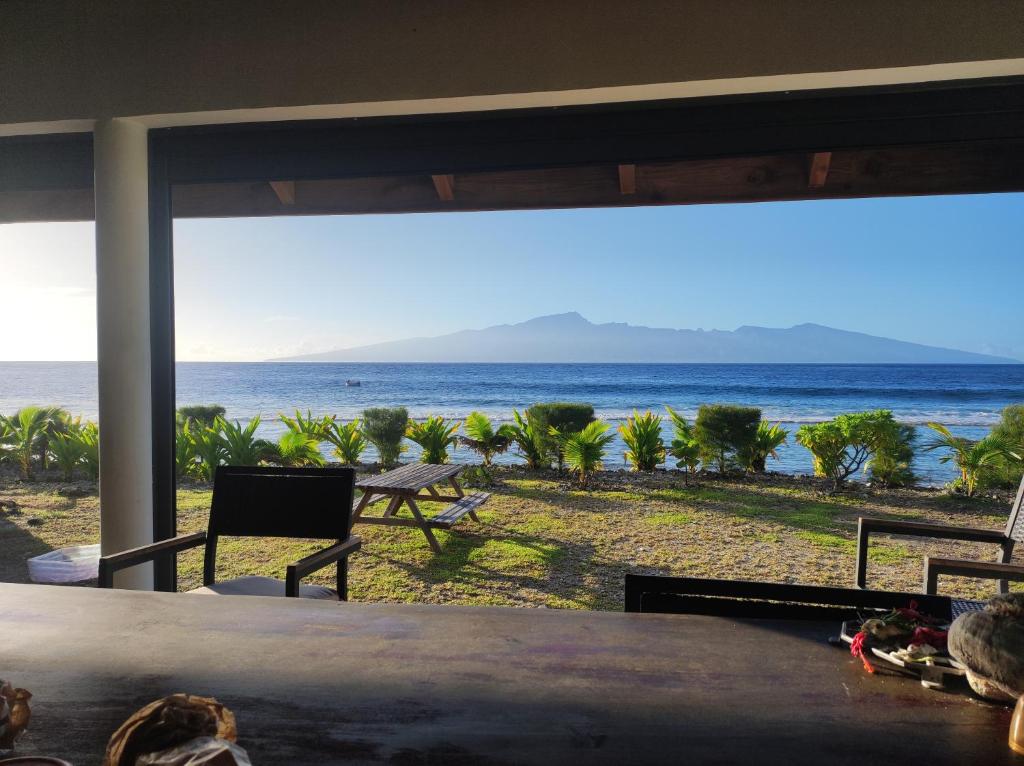 Temae的住宿－Moorea Lodge，享有海滩美景。