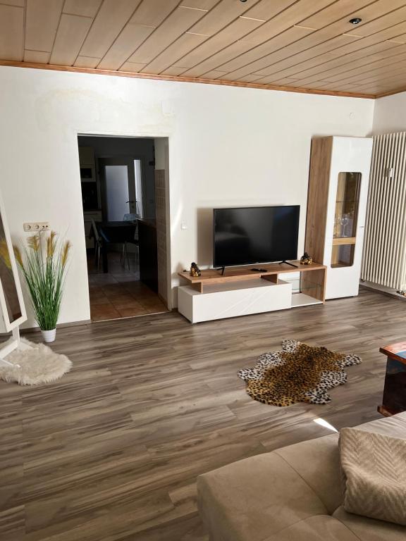TV a/nebo společenská místnost v ubytování Ferienwohnung Eden