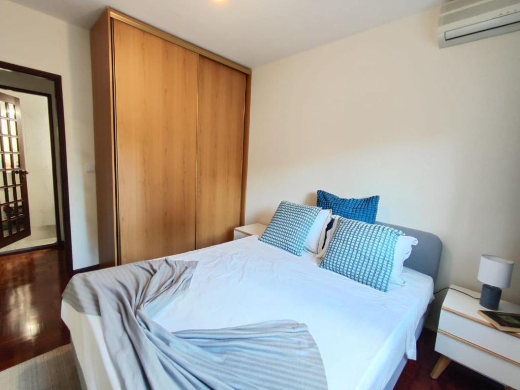 MealhadaにあるTelma Roomのベッドルーム(青い枕の大きな白いベッド付)