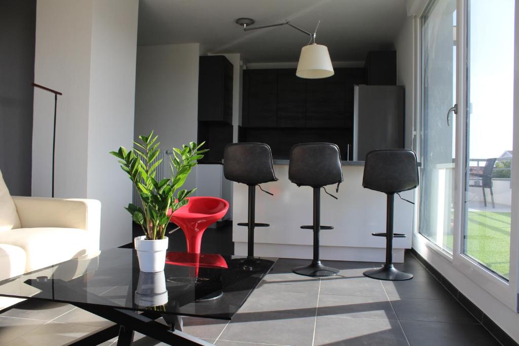 een woonkamer met 4 stoelen en een tafel bij La Terrasse in Straatsburg