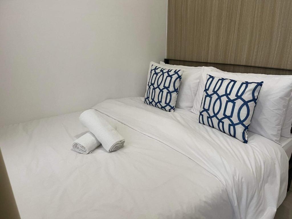 Shore Residences MOA 1BR with balcony by darpm