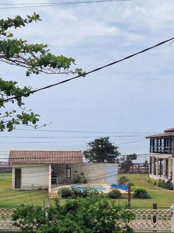 - une vue sur une maison depuis la rue dans l'établissement Apartamento, à Cabo Frio