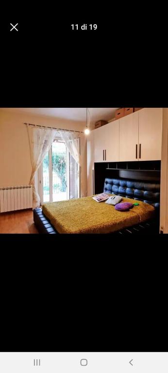 - une chambre avec un grand lit et une fenêtre dans l'établissement Appartamento Erika Lucca, à Lucques