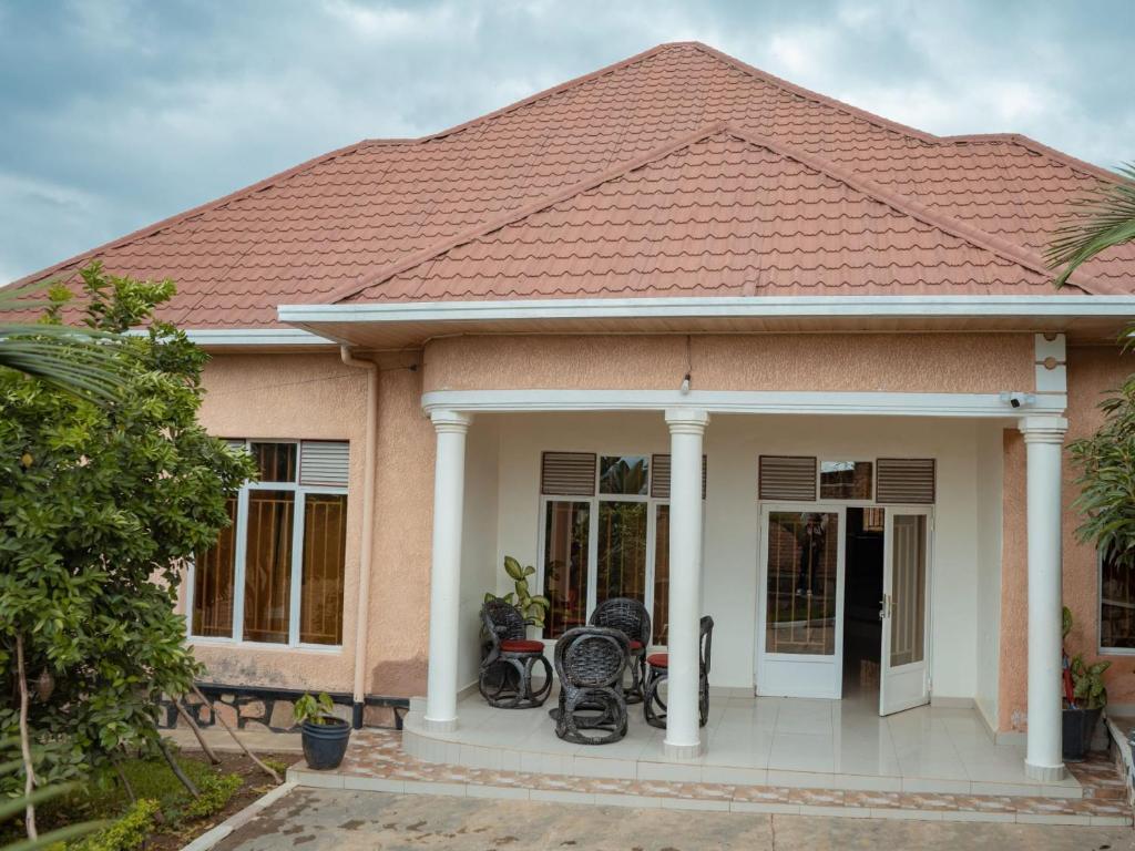 een klein huis met een roze dak bij Sunset 4 bedroom Family Villa in Kigali