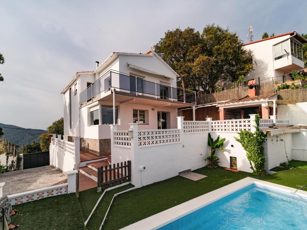 ein Bild von einem Haus mit einem Swimmingpool in der Unterkunft Villa Elena in Pineda de Mar