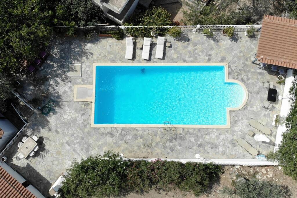 Villa Evridiki - Walking distance to beach veya yakınında bir havuz manzarası
