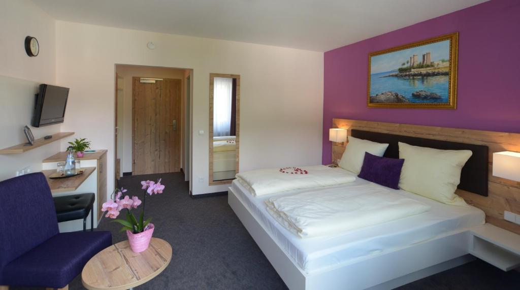 Postel nebo postele na pokoji v ubytování Schwarzwaldhotel Sonne