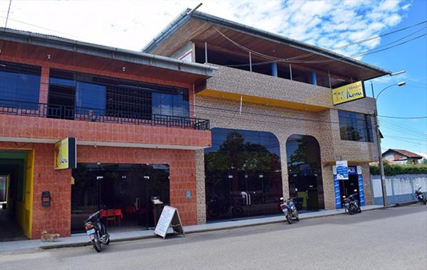 un edificio con dos motocicletas estacionadas frente a él en HOSTAL AKEMI, en Yurimaguas