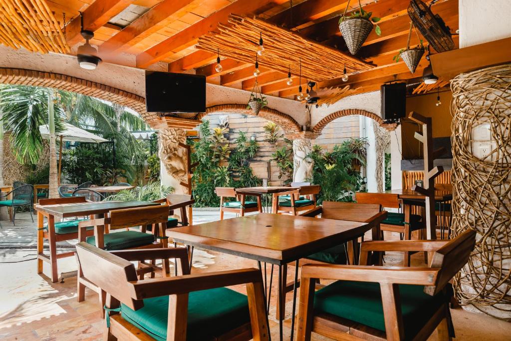 Um restaurante ou outro lugar para comer em Enigmatic Hotel Experience
