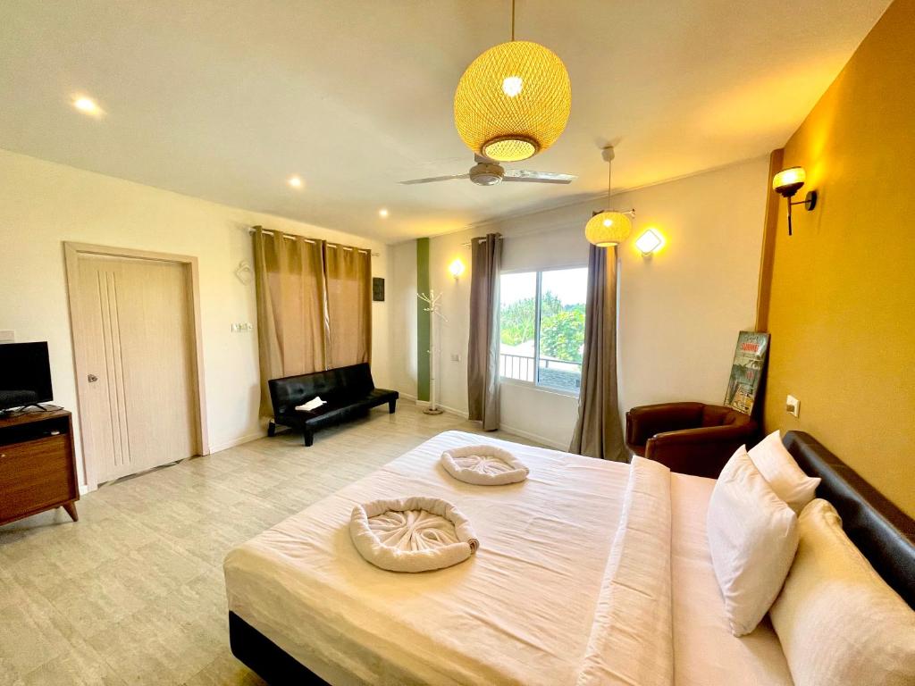 Postel nebo postele na pokoji v ubytování Koimala Hotel
