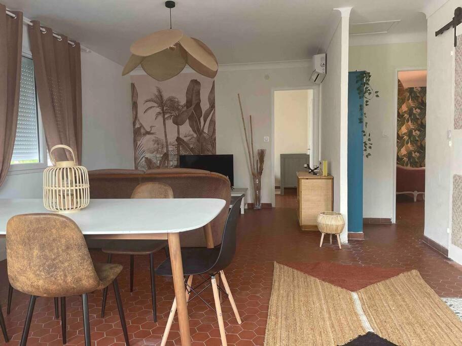 - un salon avec une table et des chaises blanches dans l'établissement Torreilles-Casa terracota-proche plage -festival port le Barcares, à Torreilles