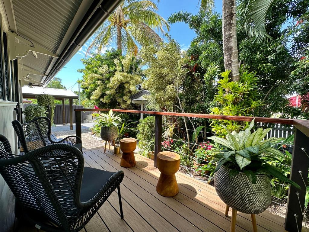 Balkón nebo terasa v ubytování Sweet Creek Cottage, Palm Cove, 200m to Beach, Heated Pool, Pets