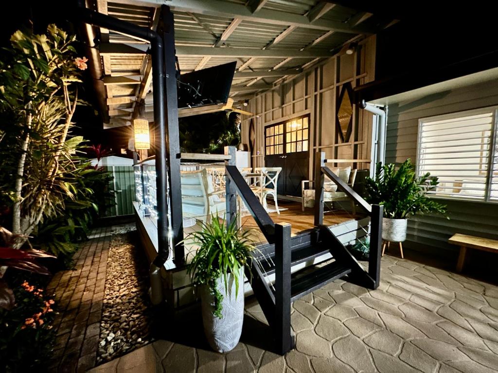 Balkón nebo terasa v ubytování Sweet Creek Cottage, Palm Cove, 200m to Beach, Heated Pool, Pets