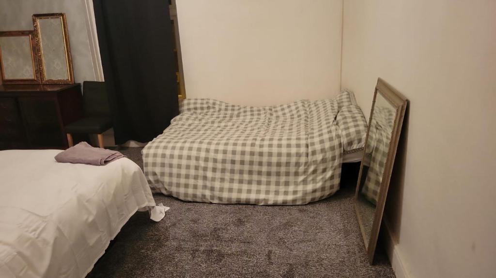 234 Belgrave في أولدهام: غرفة نوم بسرير ومخدة وصورة