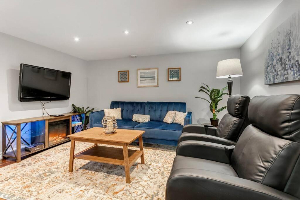 ein Wohnzimmer mit einem Sofa und einem TV in der Unterkunft Lakeside Retreat near Toronto in Mississauga