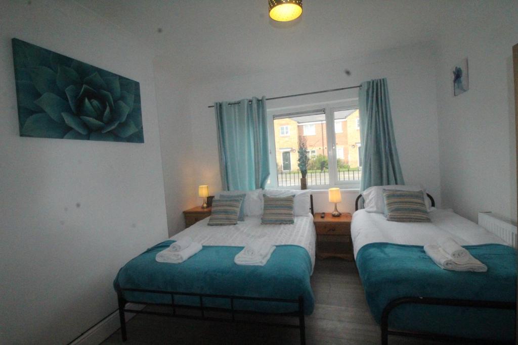 Ένα ή περισσότερα κρεβάτια σε δωμάτιο στο Dinnington House Dinnington by Smart Corporate Stays