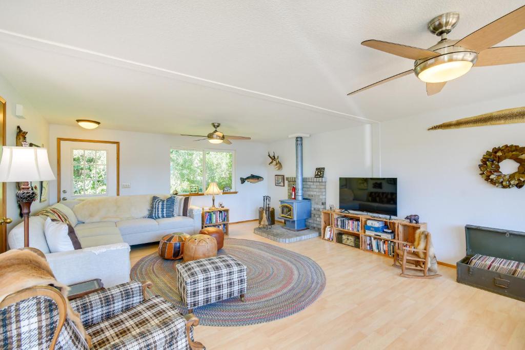 ein Wohnzimmer mit einem Sofa und einem TV in der Unterkunft Hoodsport Vacation Rental with Deck and Canal Views! in Hoodsport