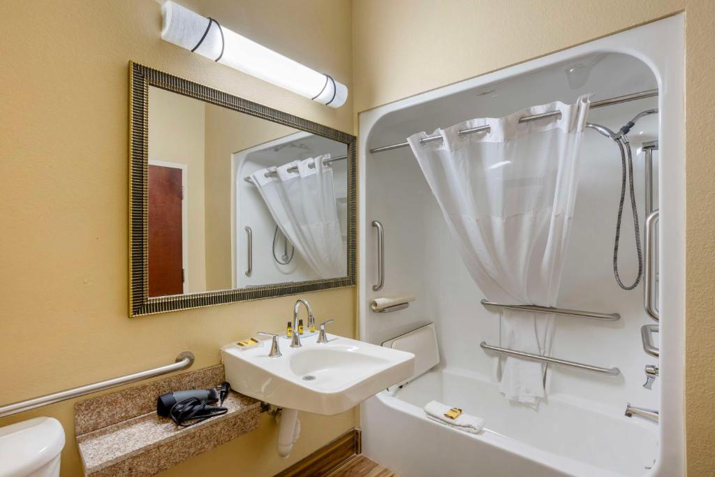 Best Western Plus Springfield Airport Inn photo