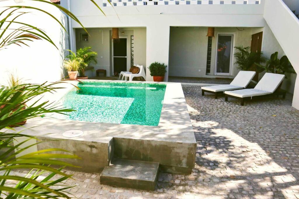 a swimming pool in the middle of a yard at Sopas e Descanso in Grândola