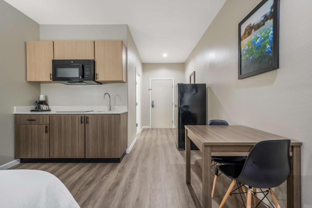 Kuchyň nebo kuchyňský kout v ubytování SureStay Studio by Best Western Conroe Downtown