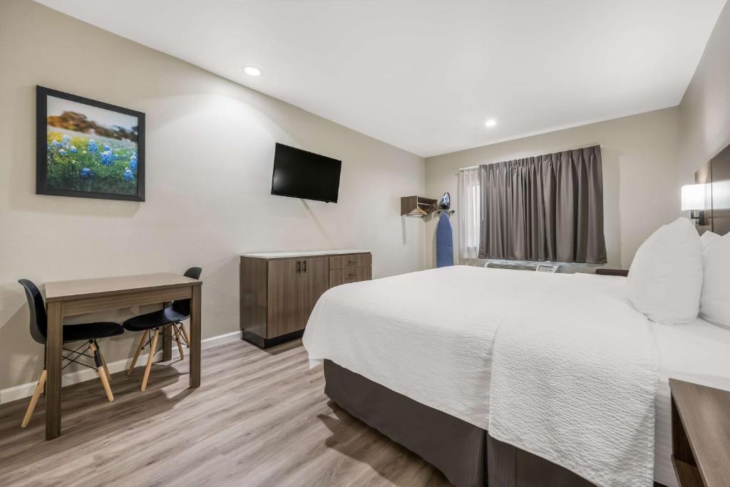Postel nebo postele na pokoji v ubytování SureStay Studio by Best Western Conroe Downtown