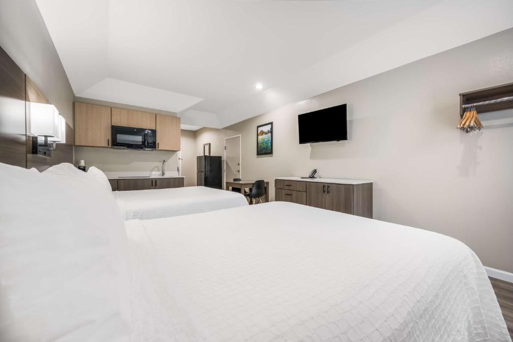 Postel nebo postele na pokoji v ubytování SureStay Studio by Best Western Conroe Downtown