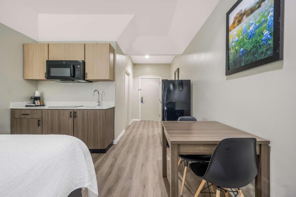 Kuchyň nebo kuchyňský kout v ubytování SureStay Studio by Best Western Conroe Downtown