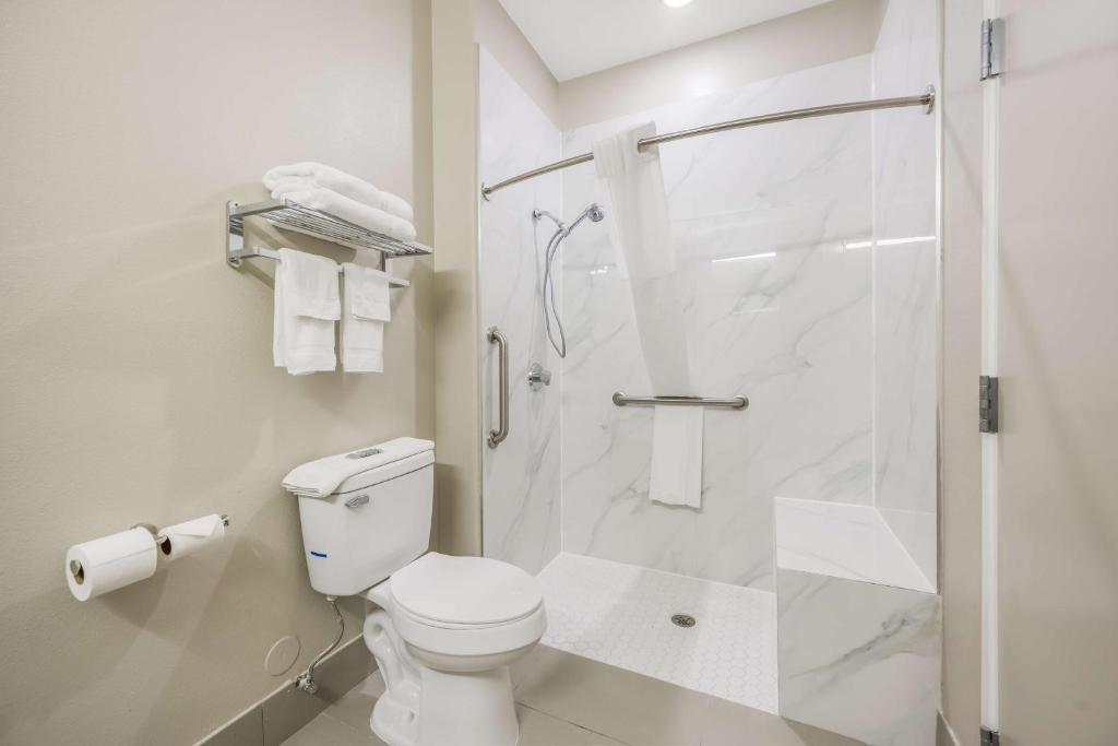 Koupelna v ubytování SureStay Studio by Best Western Conroe Downtown