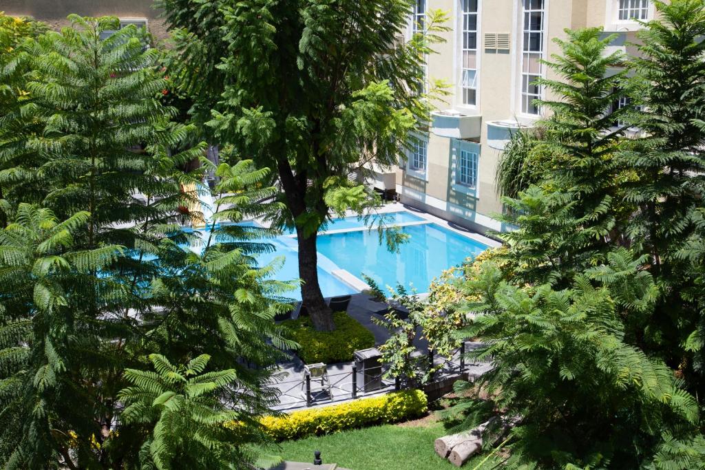 Bazén v ubytování Plaza Camelinas Hotel nebo v jeho okolí