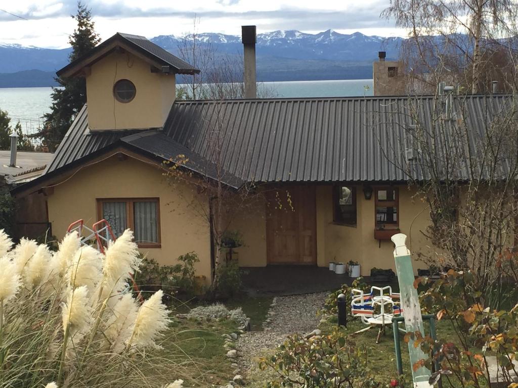 una casa con una casa de pájaros encima en Casa Las Rosas en San Carlos de Bariloche