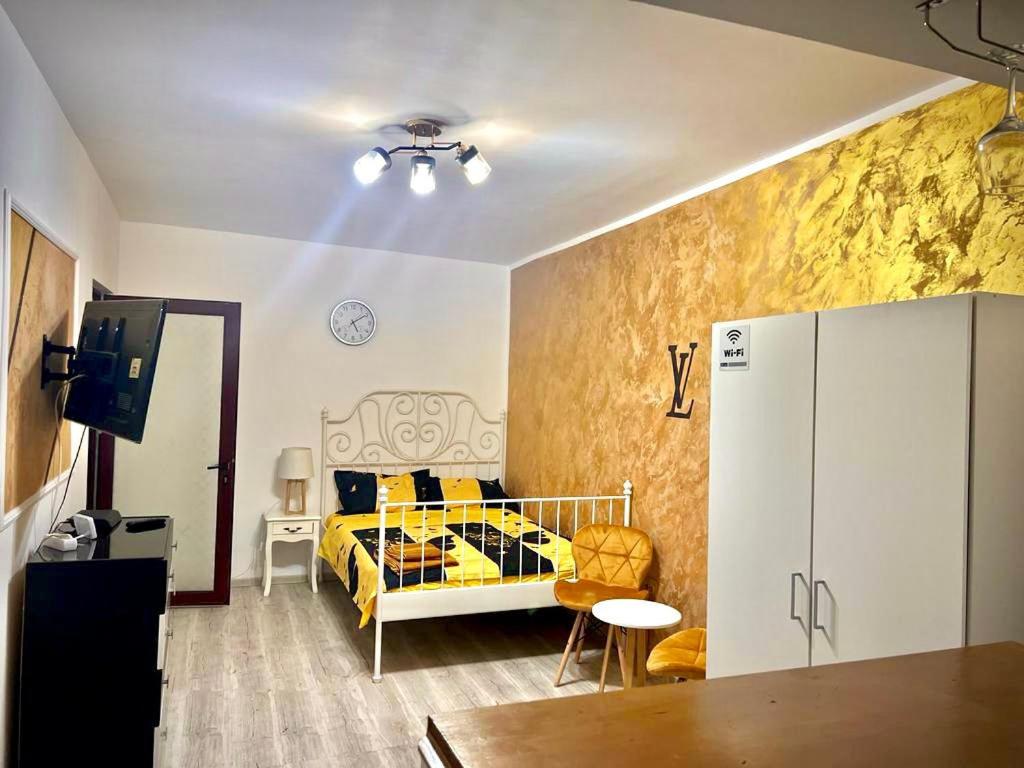 - une chambre avec un lit et une télévision dans l'établissement CATALIN HOUSE, à Brăila