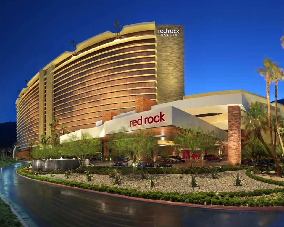 un edificio con una señal de roca roja delante de él en Red Rock Casino Resort & Spa en Las Vegas