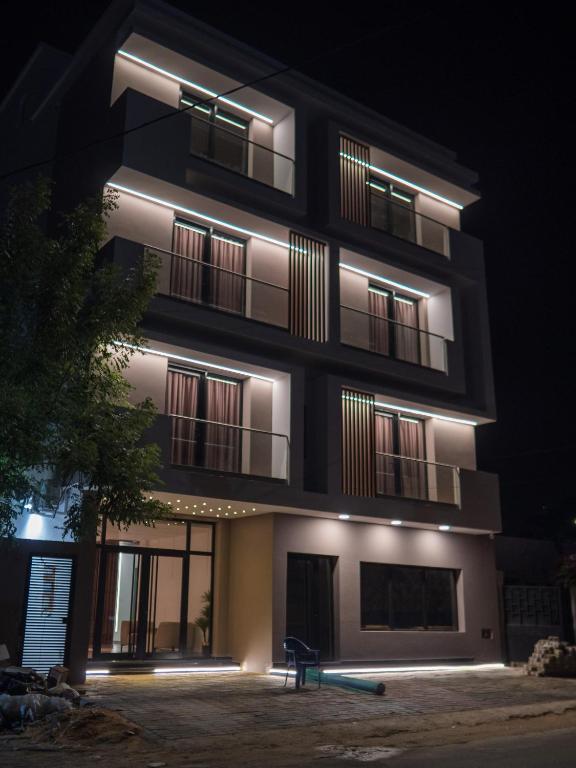 ヌアクショットにあるHOTEL HIBAの夜間照明付きの黒い建物