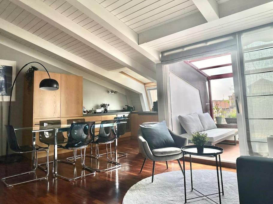 uma cozinha e sala de estar com mesa e cadeiras em Double Luxury Exclusive Suite-Duomo in 12 Minutes em Milão
