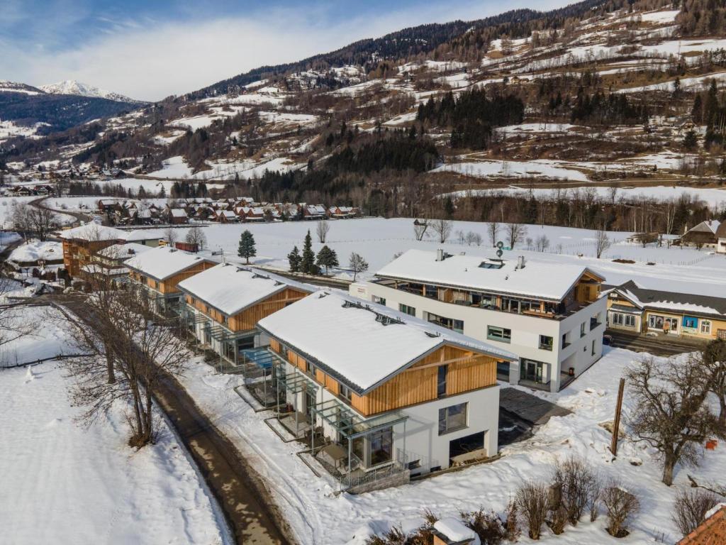 uma vista aérea de um resort na neve em Aquarius Haus 7 TOP 16 em Sankt Lorenzen ob Murau