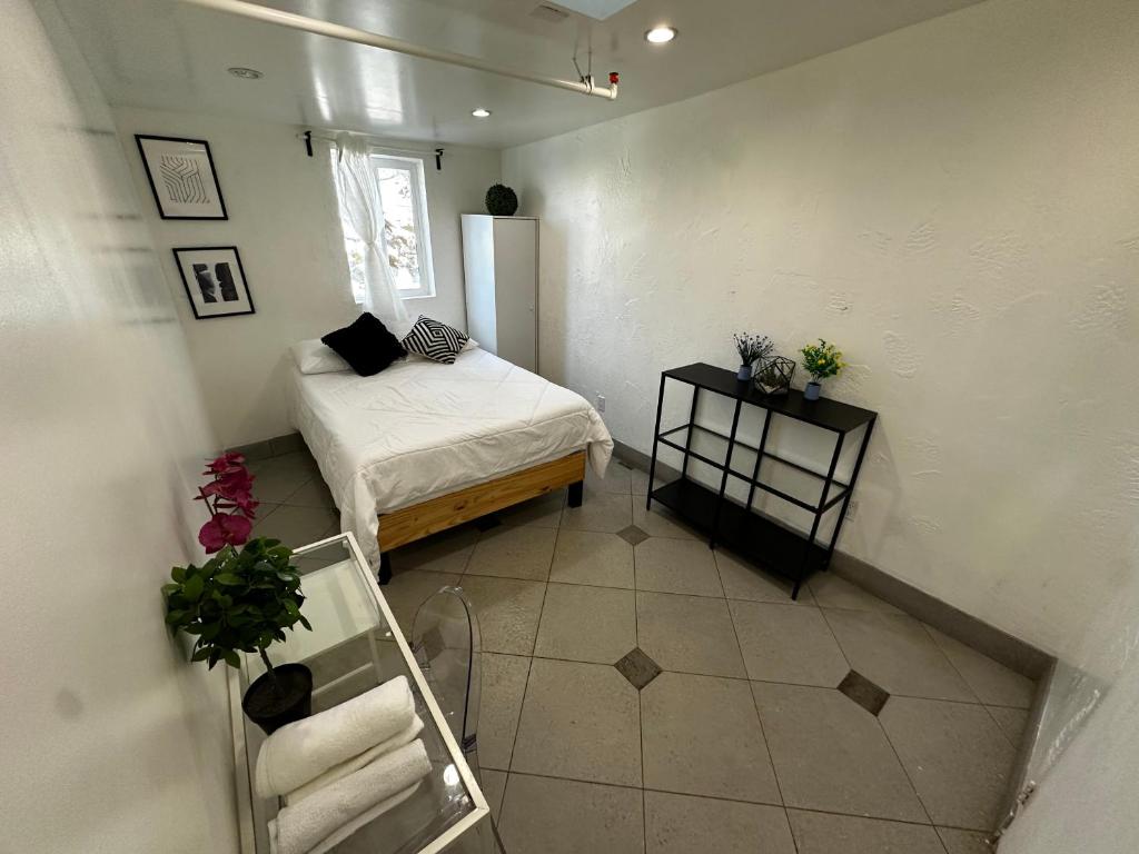Postel nebo postele na pokoji v ubytování Culver City Hostel