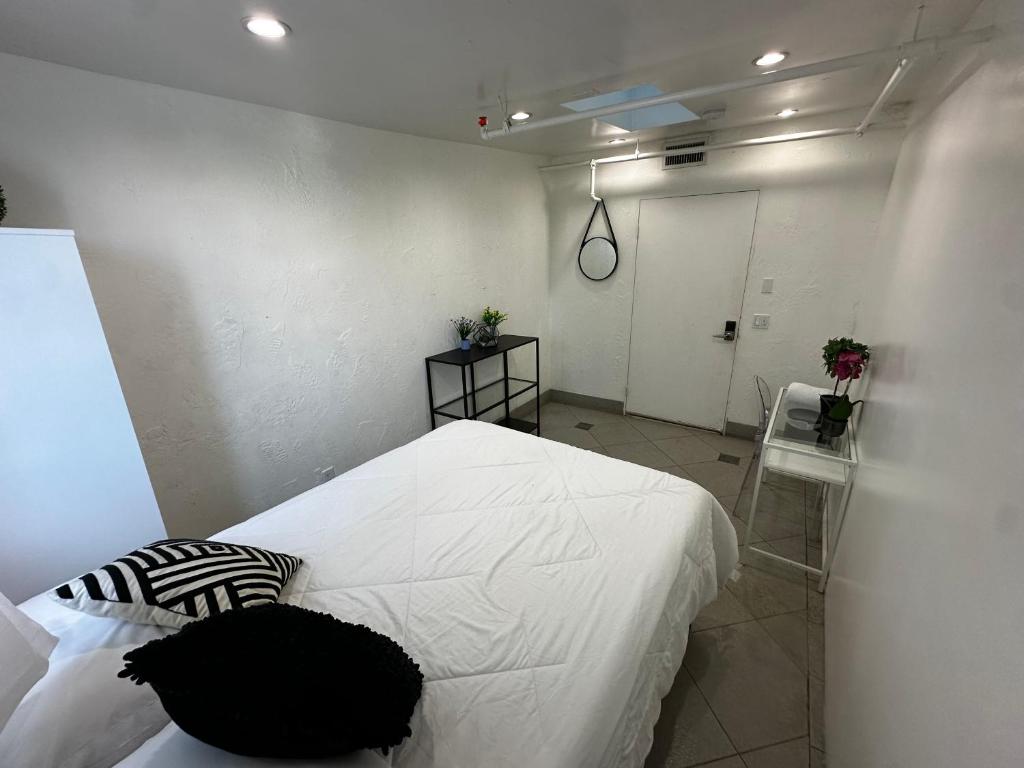 Postel nebo postele na pokoji v ubytování Culver City Hostel