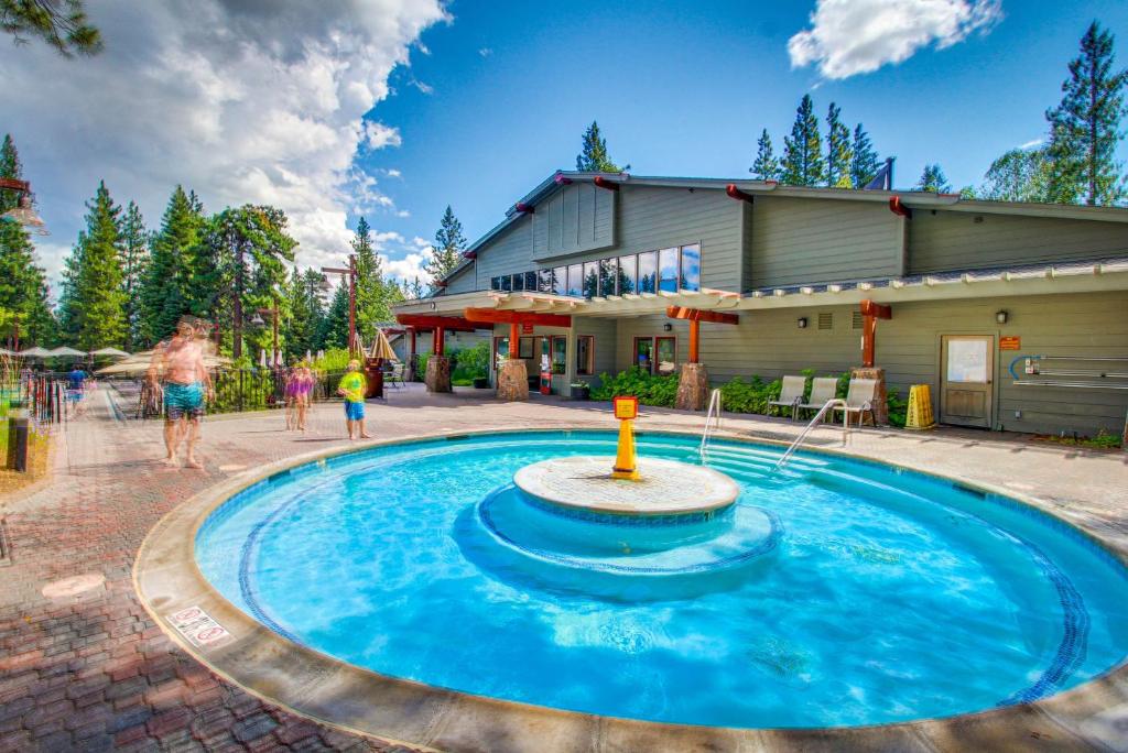 Bazén v ubytování View Condo at Northstar nebo v jeho okolí