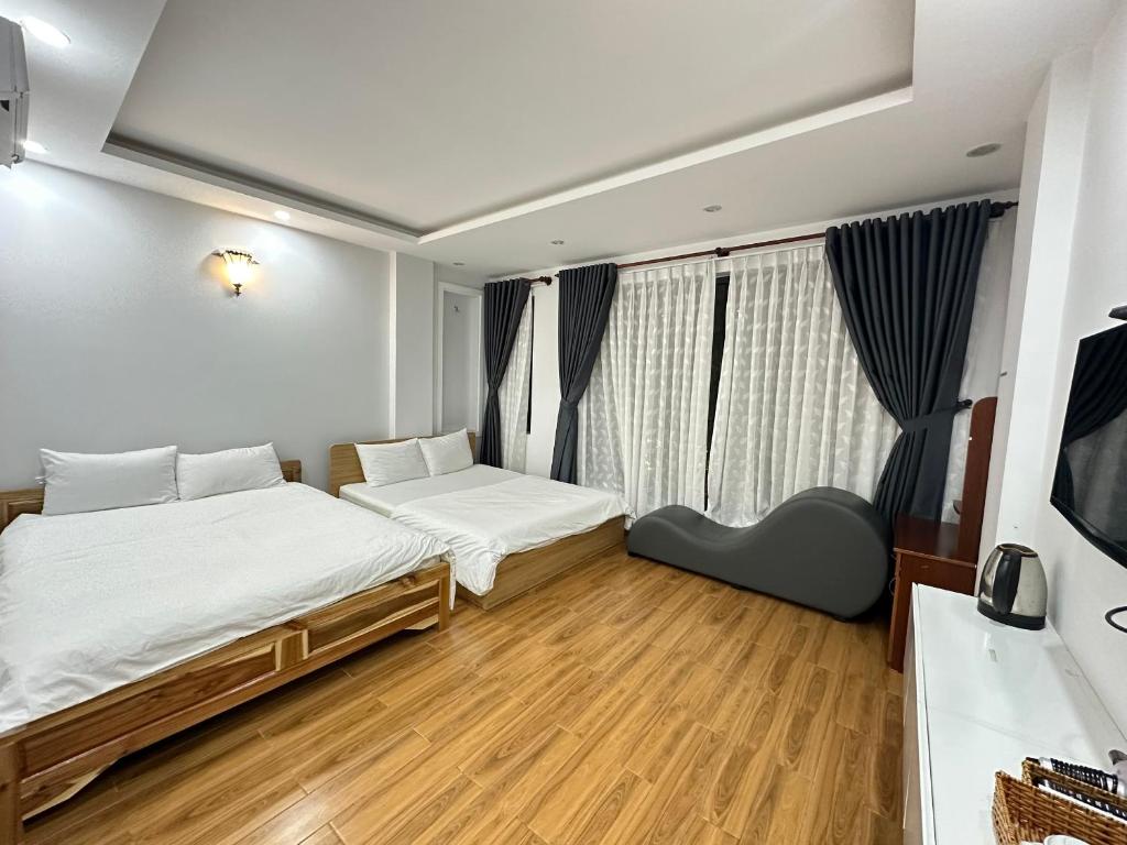 Postel nebo postele na pokoji v ubytování The Land Hotel & Apartment