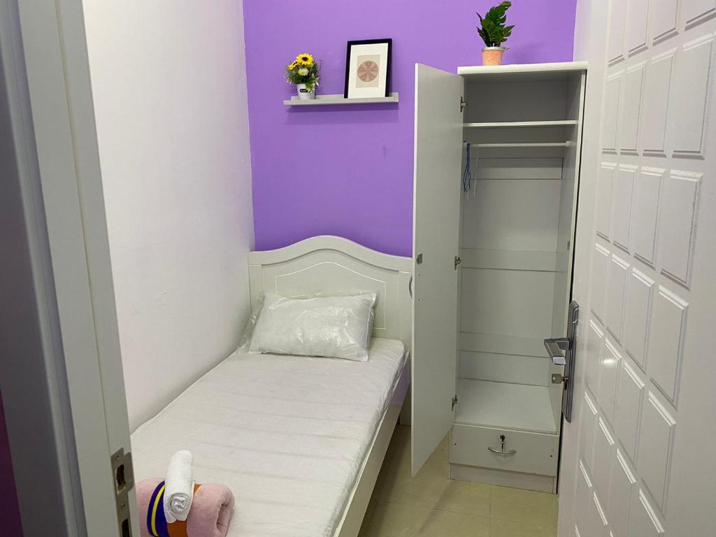 Postel nebo postele na pokoji v ubytování Single Partition Room in Al Barsha 1 Near Mashreq Metro