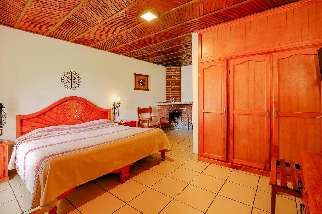 Postel nebo postele na pokoji v ubytování Hotel Pie de la Sierra