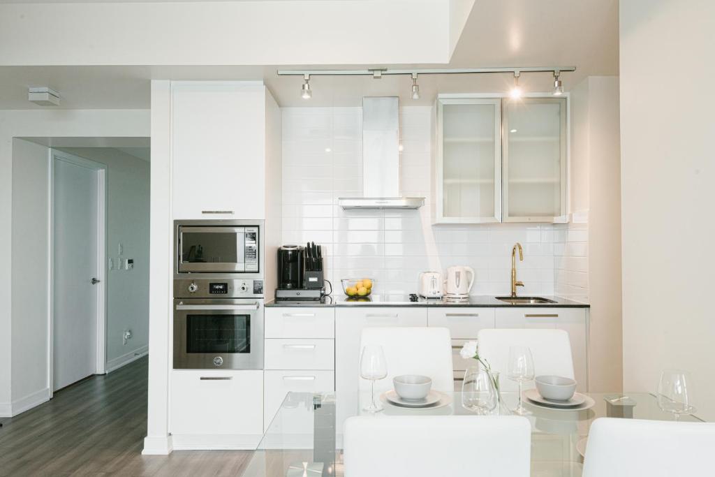 Beautiful Luxurious Modern Condo With Breathtaking Views photo