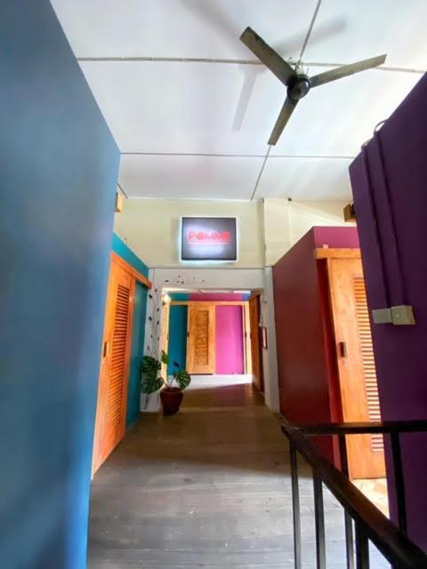 TV a/nebo společenská místnost v ubytování Pomme Hostel Restaurant & Bar - Private Sleeping Cabins