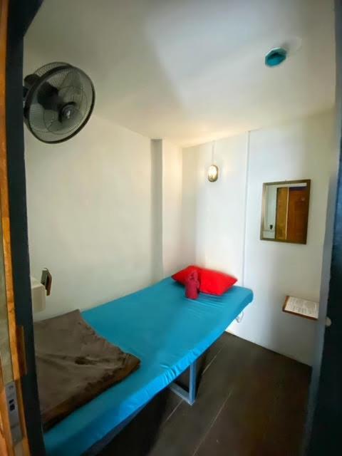 Postel nebo postele na pokoji v ubytování Pomme Hostel Restaurant & Bar - Private Sleeping Cabins