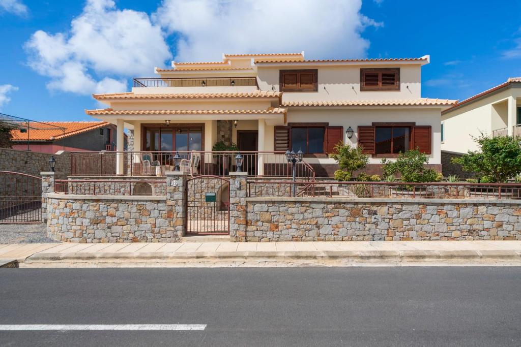 ein Haus an der Seite einer Steinmauer in der Unterkunft Villa Areal Porto Santo - By An Island Apart in Porto Santo