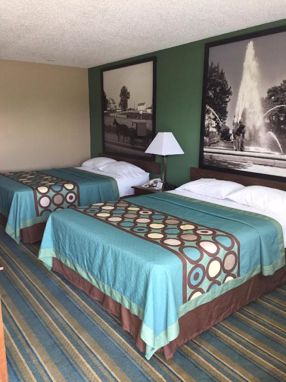 Super 8 by Wyndham Greencastle - Queen Room With Two Queen Beds - Non-Smoking